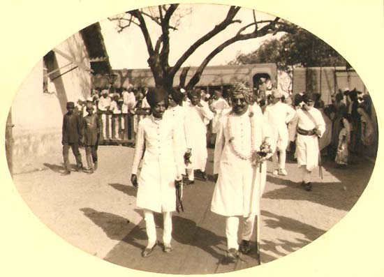 Anonymous - Maharaja Saheb Coming Out of Train Station