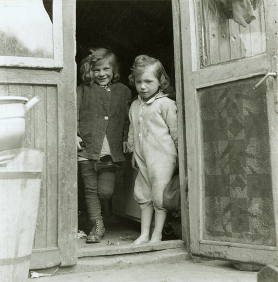Tibor Honty - Children in Doorway (From the Trailers Cycle)