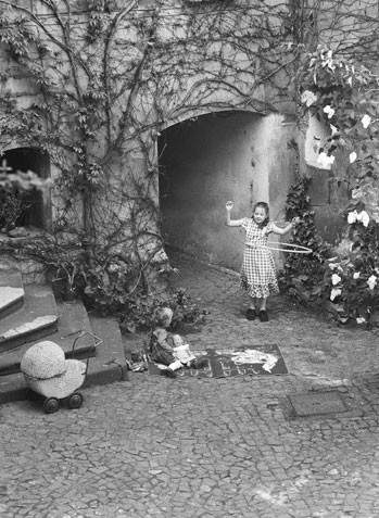 Stanko Abadzic, In the Old Yard, Prague, 2000. Stanko Abadzic, In the Old Yard, Prague, 2000.