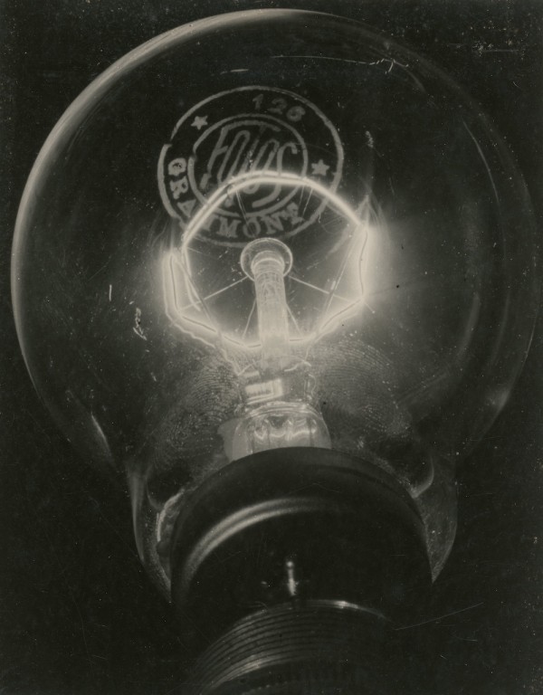 Lot 92, Philippe Lavallée, Study of a lightbulb, c. 1930. Vintage silver gelatin print, author’s wet stamp, reference numbers “10:205” and a wet stamp “Stalag 17 Gepruft” on the back. 28 x 22,2 cm (30 x 24,2 cm). Estimate: 800/1000 €.